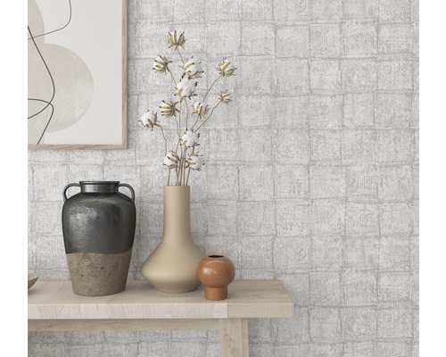 Dekorative Wand mit Mauerwerk Tapete, Vase mit Pflanzen und weiteren Dekorationselementen