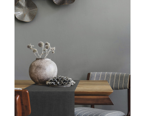 Arrangement de table décoratif avec chemin de table, vase et chaises