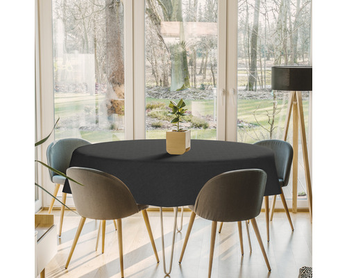 Table de salle à manger avec une nappe ronde noire dans une salle à manger lumineuse