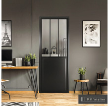 Zimmertür mit Glaseinsatz im modernen Wohnraum