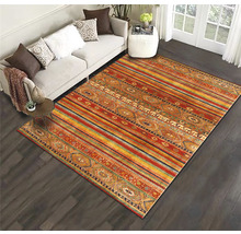 Wohnzimmer mit Sofa und Teppich mit Streifenmuster