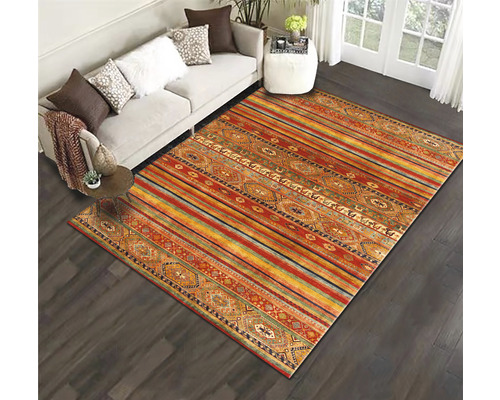 Wohnzimmer mit Sofa und Teppich mit Streifenmuster