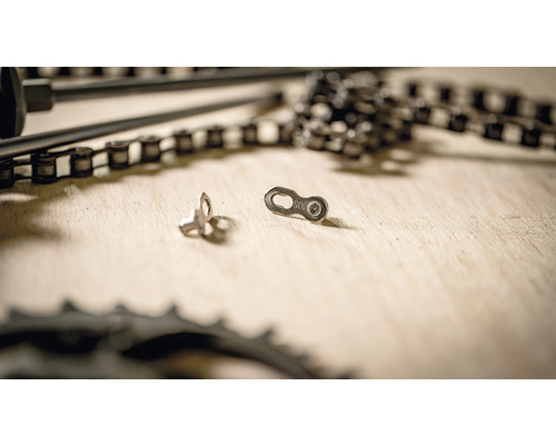 Maillon de chaîne de vélo et chaîne sur fond en bois