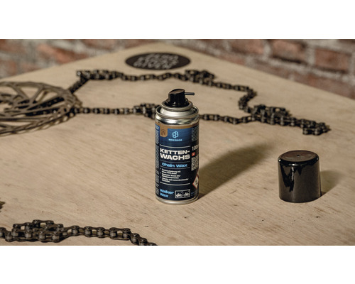 Bombe de spray de cire pour chaîne de vélo avec couvercle ouvert et chaînes de vélo