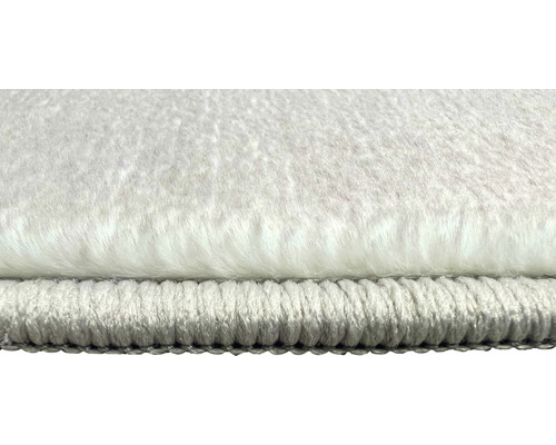 Detailansicht eines weißen Teppichs mit hohem Flor