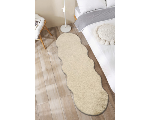 Tapis à poils longs dans la chambre à coucher à côté d''un lit et d''une chaise