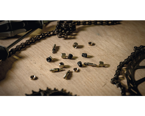 Outils de vélo et chaîne de vélo sur une surface en bois