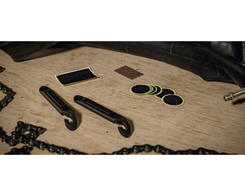 Kit de réparation de vélos avec pneus, chaînes, rustines, papier abrasif et démonte-pneus