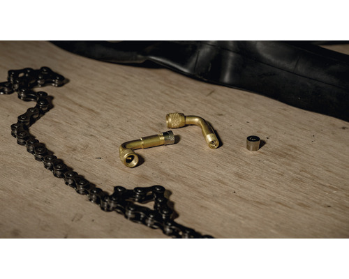 Accessoires de vélo : chaîne de vélo, chambre à air et valve de vélo.