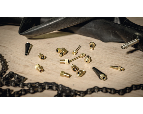 Chambre à air de vélo et accessoires de valve de vélo sur une surface en bois