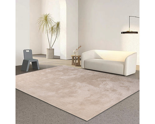 Tapis shaggy beige dans une pièce lumineuse avec canapé et décoration