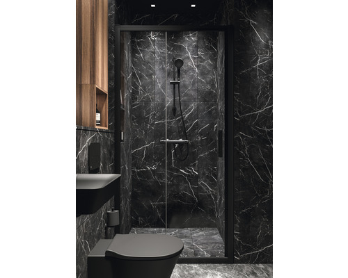 Badezimmer mit Marmorfliesen, Toilette, Waschbecken, Holzregal und Duschkabine