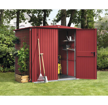 Abri de jardin en métal avec portes ouvertes, étagères, outils de jardin et plantes