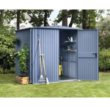 Metall Gartenhaus mit geöffneten Türen, Regalen und Gartengeräten
