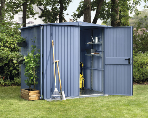 Abri de jardin métallique avec portes ouvertes, étagères et outils de jardinage