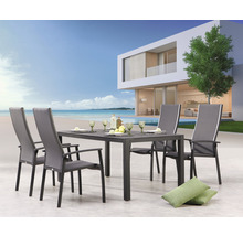 Ensemble de jardin avec table et quatre chaises sur une terrasse