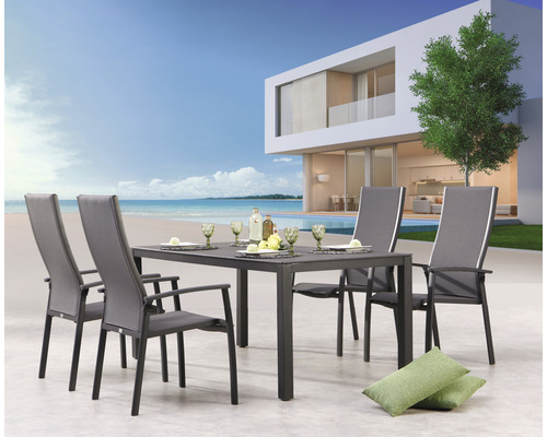 Ensemble de jardin avec table et quatre chaises sur une terrasse