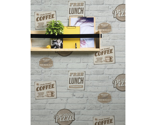 Étagère murale avec plante, bloc-notes jaune et photos sur un mur avec du papier peint à motif de pierres.