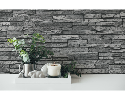 Décoration murale avec papier peint imitation pierre, décoration avec bougie et plante verte