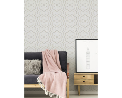 Salon avec papier peint à motifs, canapé, coussin, couverture, commode et image