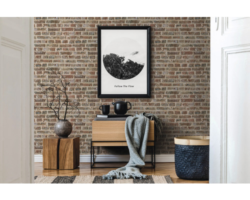 Salon décoratif avec papier peint en briques, commode en bois et accessoires assortis.