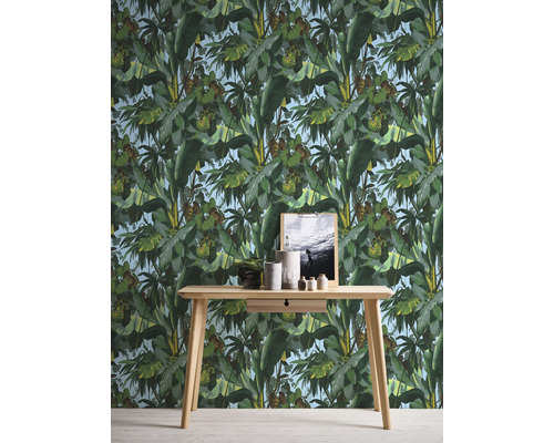 Zimmer mit Dschungeltapete und Holztisch