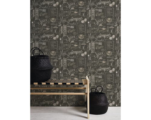 Szene mit einer Bank und zwei schwarzen Körben vor einer Wand mit Tapete im Tafeldesign