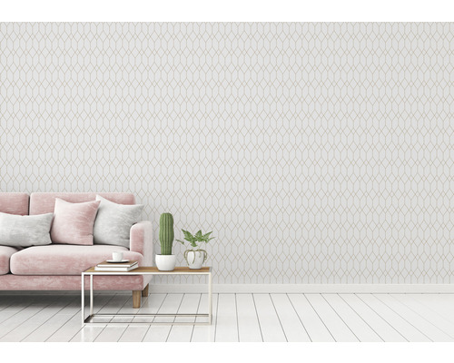 Salon avec papier peint géométrique, canapé et table d''appoint