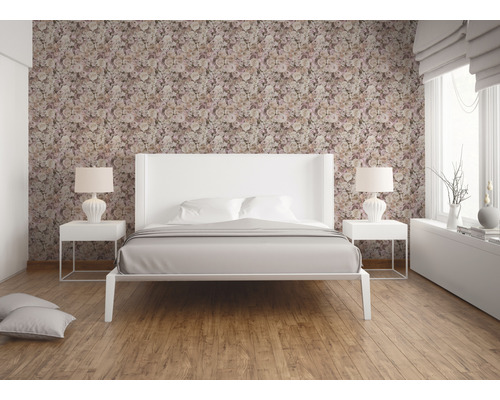 Schlafzimmer mit Bett, Nachttischen, Lampen und Blumentapete