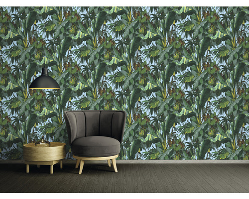 Raumszene mit Dschungeltapete, Sessel, Lampe und Beistelltisch