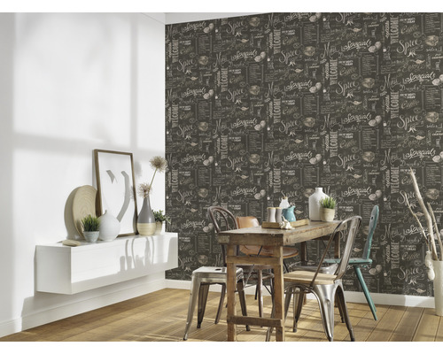 Esszimmer mit Esstisch und Wandtapete mit Speisekartenmotiven