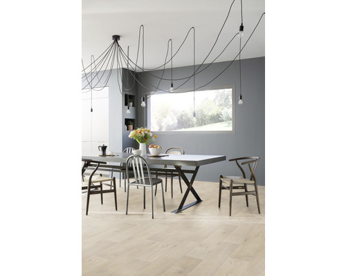 Esszimmer mit Esstisch, Stühlen und Pendelleuchten an der Decke