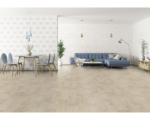 Heller Wohnraum mit Laminatboden, Sofa und Esstisch