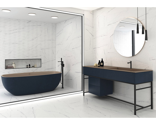 Helles Badezimmer mit Badewanne, Waschtisch und Marmorfliesen