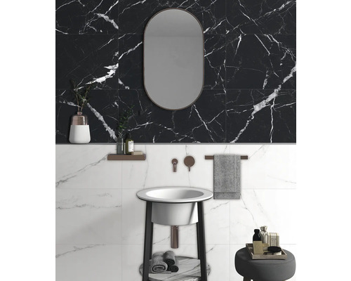 Badezimmer mit Waschbecken, Spiegel und Fliesen in Marmoroptik