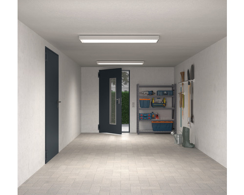 Garage avec étagères, outils, équipements et deux portes