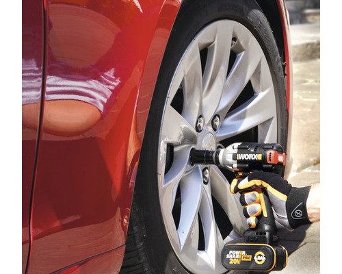 Clé à chocs sans fil utilisée sur une roue de voiture