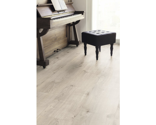 Heller Laminatboden in einem Raum mit Klavier und Hocker