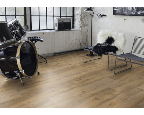 Innenaufnahme eines Raumes mit Laminatboden, Schlagzeug, Stuhl und Radio