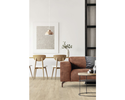 Salon lumineux avec plancher en bois, canapé et table à manger avec chaises