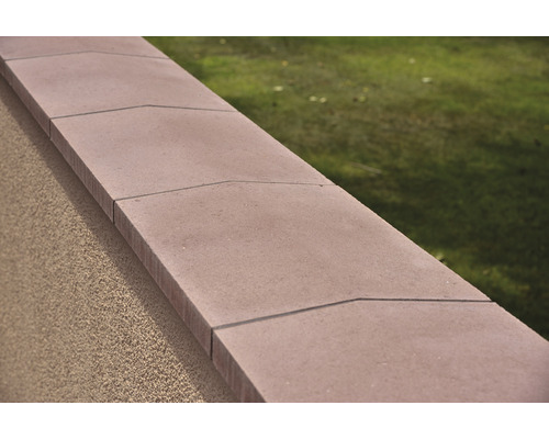 Detailaufnahme einer Mauerabdeckung aus Stein