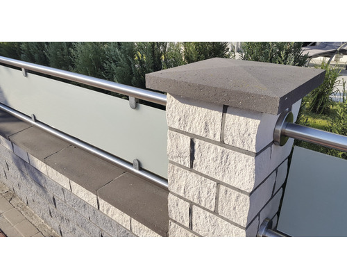 Clôture de jardin avec poteaux en pierre, plaque de recouvrement et balustrade en acier inoxydable