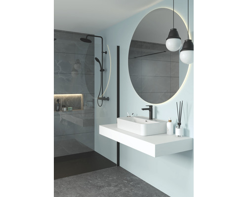 Modernes Badezimmer mit Dusche, Waschtisch und rundem Spiegel