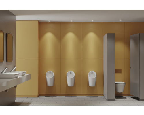 Öffentliche Toilette mit Urinalen, Waschbecken und Toilettenkabinen