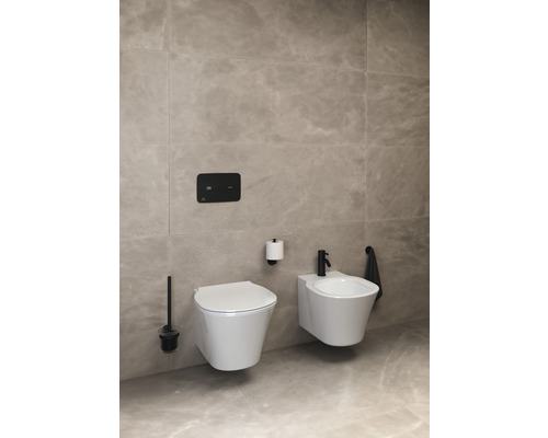 Salle de bain moderne avec WC suspendu et bidet devant un mur carrelé