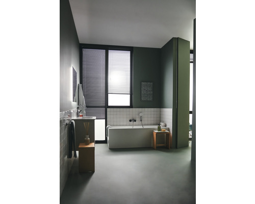 Badezimmer mit Badewanne, Waschbecken, Fenster und Holzmöbeln