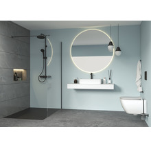 Modernes Badezimmer mit Dusche, Waschtisch, Spiegel und Toilette