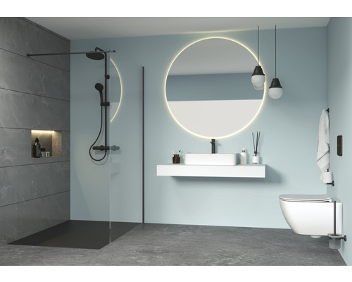 Modernes Badezimmer mit Dusche, Waschtisch, Spiegel und Toilette