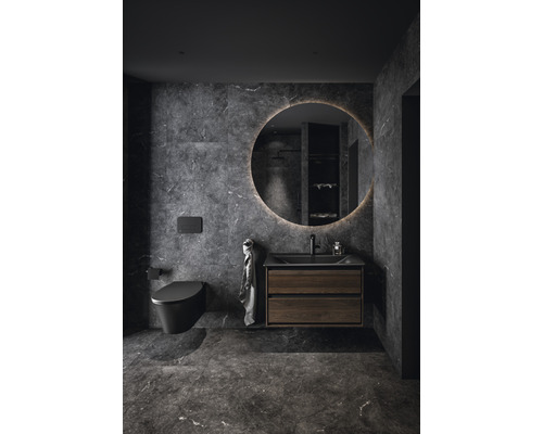 Salle de bains sombre avec WC suspendu, meuble sous-lavabo et miroir rond