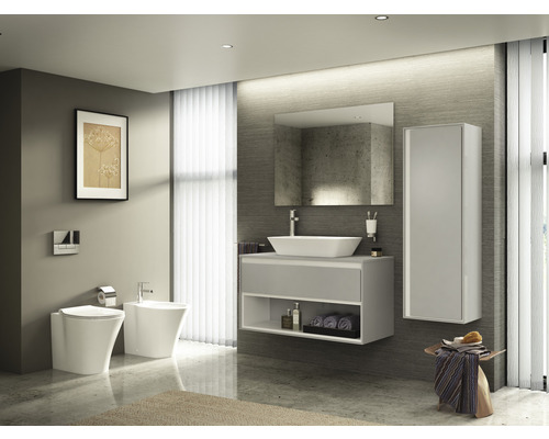 Modernes Badezimmer mit Waschtisch, Spiegel, Hängeschrank, Toilette und Bidet.